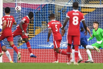 Der Führungstreffer: Liverpools Mané (M.) trifft gegen Chelsea.