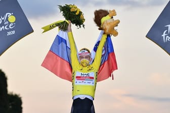 Der Slowene Tadej Pogacar vom UAE Team Emirates feiert im gelben Trikot des Gesamtführenden seinen Sieg bei der Tour de France 2020.