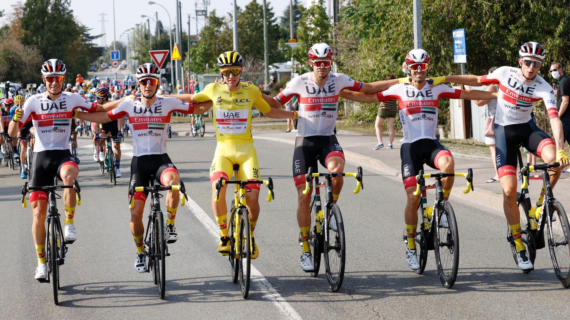 Tadej Podacar und seine Kollegen vom UAE Team Emirates präsentierten sich auf der letzten Etappe bereits vor dem Zielstrich in Paris gelöst.