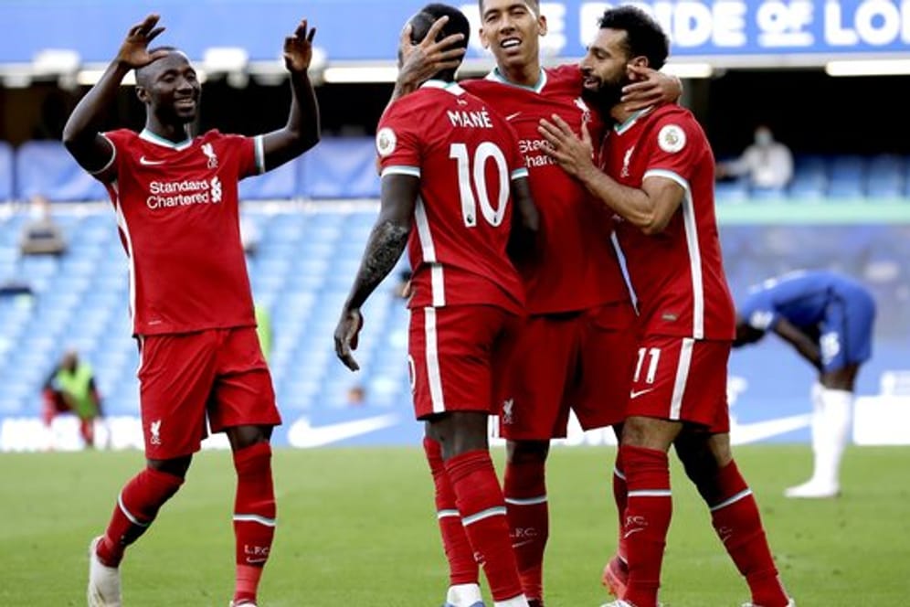 Liverpools Sadio Mane (l) feiert mit seinen Teamkollegen ein Tor.