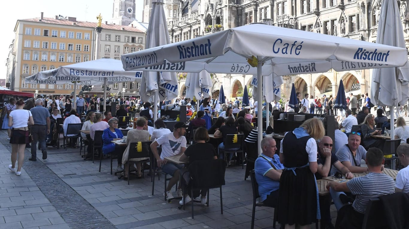 München: Gäste sitzen an Tischen vor dem Rathaus am Marienplatz. Trotz der coronabedingten Absage der Wiesn finden Veranstaltungen und Aktionen in der Landeshauptstadt statt.