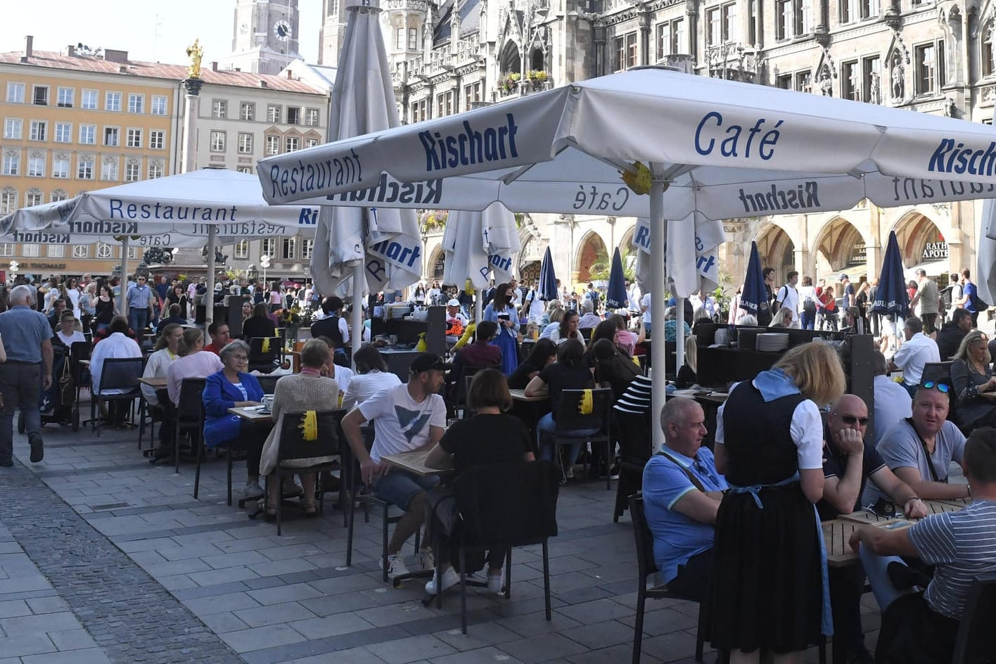 München: Gäste sitzen an Tischen vor dem Rathaus am Marienplatz. Trotz der coronabedingten Absage der Wiesn finden Veranstaltungen und Aktionen in der Landeshauptstadt statt.