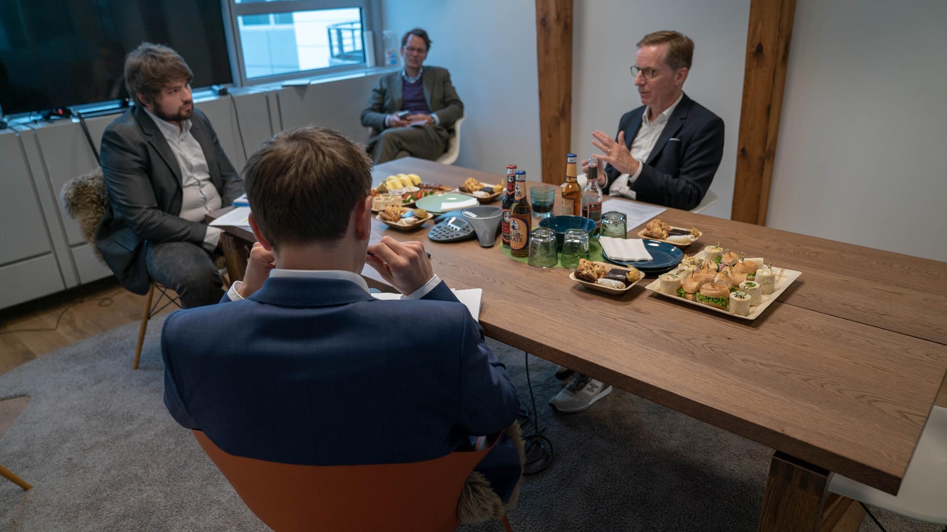 Michael Hüther (r.) im Gespräch mit den t-online-Redakteuren Mauritius Kloft (l.) und Florian Schmidt (M.): "Es ist nur konsequent, dass Angela Merkel ihren Posten nächstes Jahr räumt."