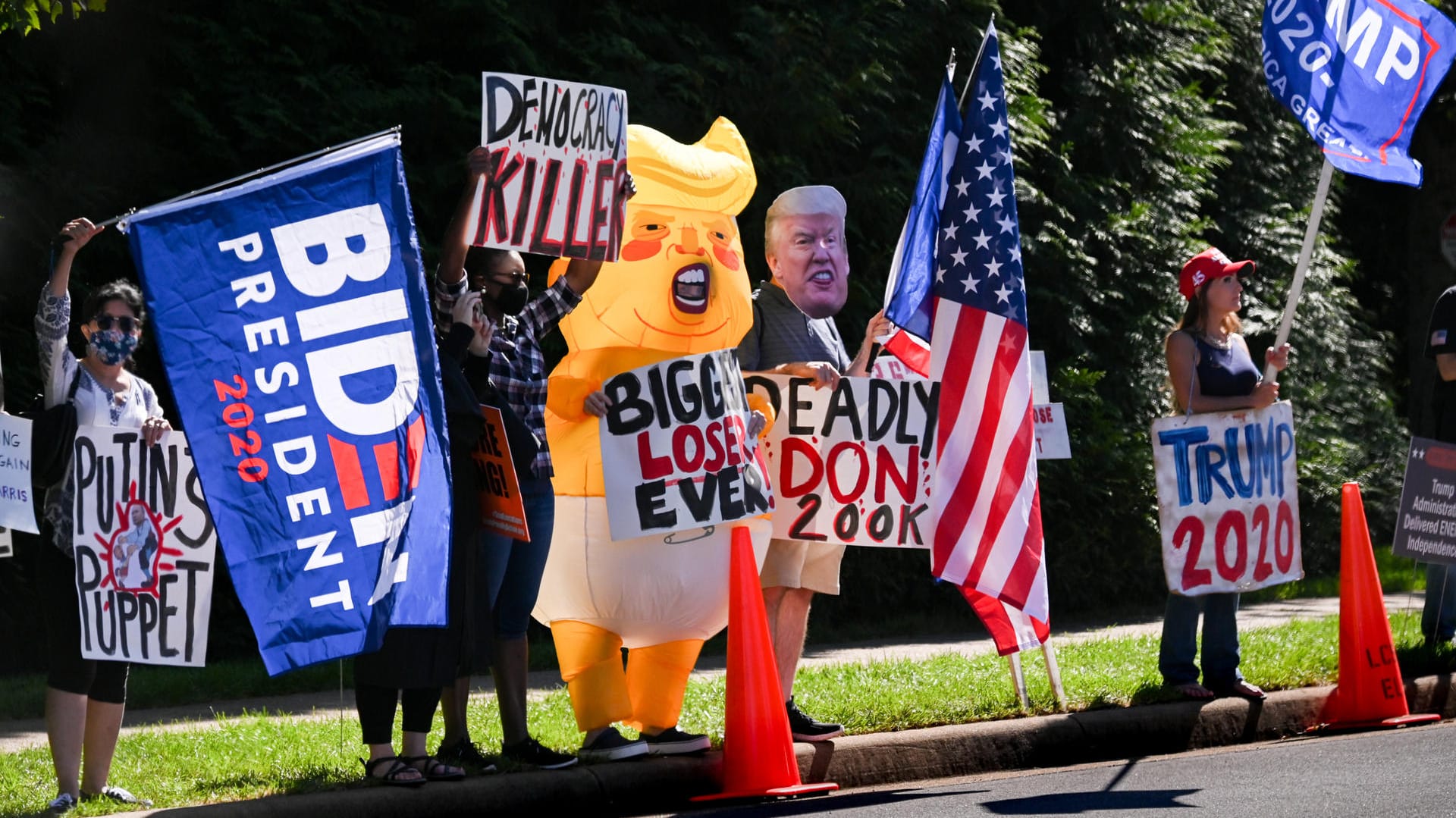 Eine Gruppe von Menschen demonstriert vor dem Golfclub von Donald Trump: Der US-Präsident steht vor allem von Seite der Demokraten in der Kritik, weil er den Posten der verstorbenen Richterin Ginsburg noch in dieser Amtszeit besetzen will.