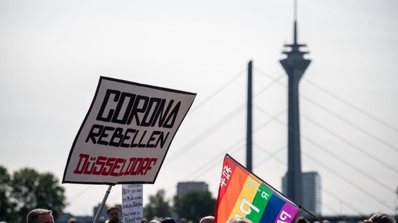 Bürger versammeln sich auf den Rheinwiesen: Tausende Menschen haben in Düsseldorf gegen die Corona-Maßnahmen demonstriert.