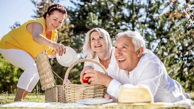 Freundschaften pflegen ist ebenso wichtig wie gesunde Ernährung, um auch im Alter geistig fit zu bleiben. Freundschaften pflegen ist ebenso wichtig wie gesunde Ernährung, um auch im Alter geistig fit zu bleiben.