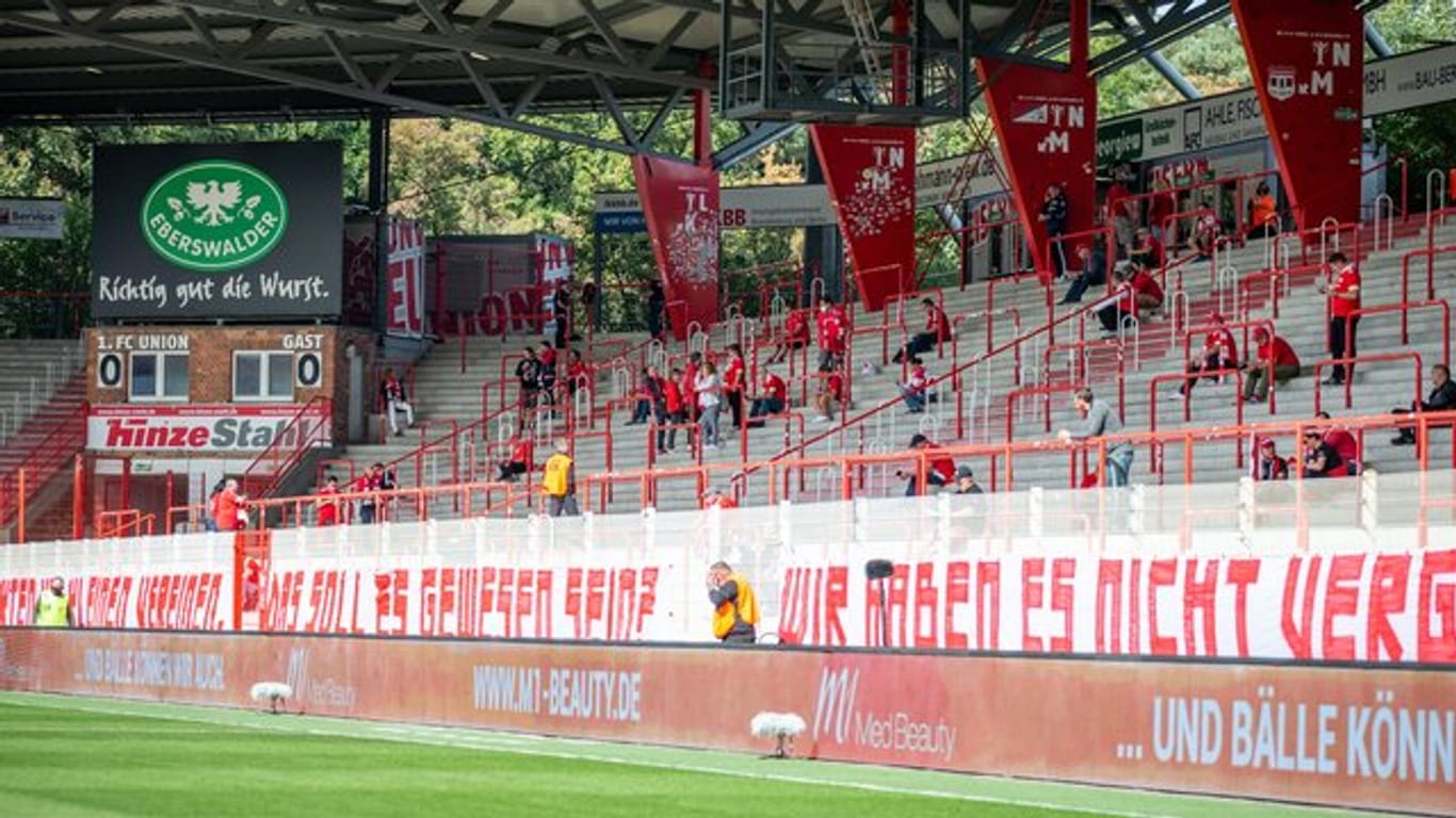 Fans von Union Berlin finden sich vereinzelt vor dem Anpfiff des Spiel auf der Stehtribüne ein.