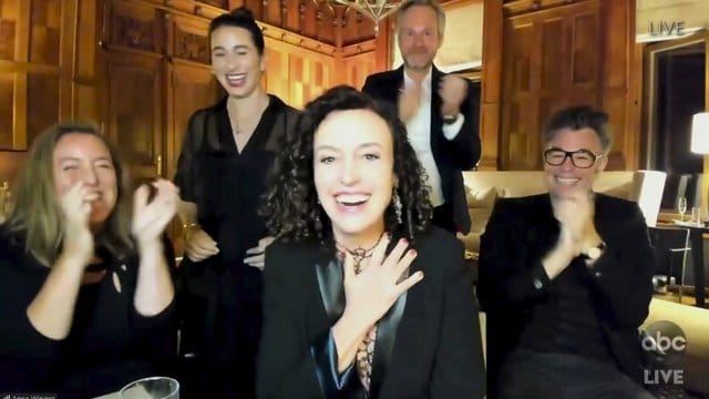 Die deutsche Regisseurin Maria Schrader (M) freut sich über den Emmy für "Unorthodox". Die deutsche Regisseurin Maria Schrader (M) freut sich über den Emmy für "Unorthodox".