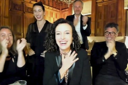 Die deutsche Regisseurin Maria Schrader (M) freut sich über den Emmy für "Unorthodox".