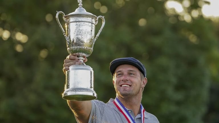 Der muskulöse Golfer Bryson DeChambeau aus den USA hält nach dem Sieg der US Open seine Trophäe in die Höhe.