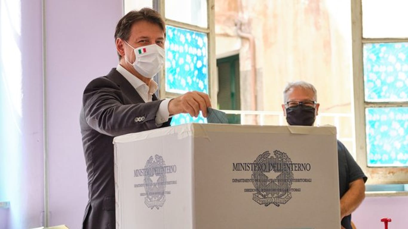 Giuseppe Conte gibt seine Stimme in einem Wahllokal in Rom ab.