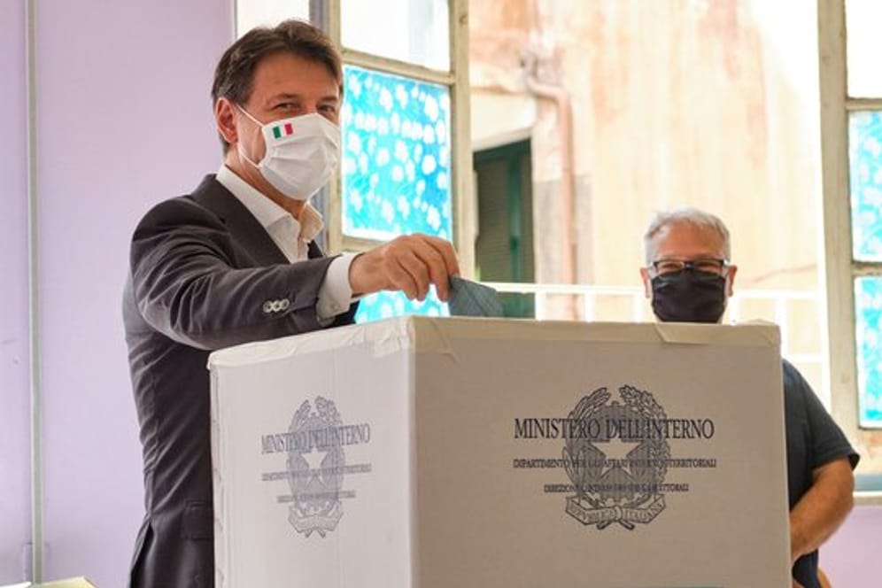 Giuseppe Conte gibt seine Stimme in einem Wahllokal in Rom ab.