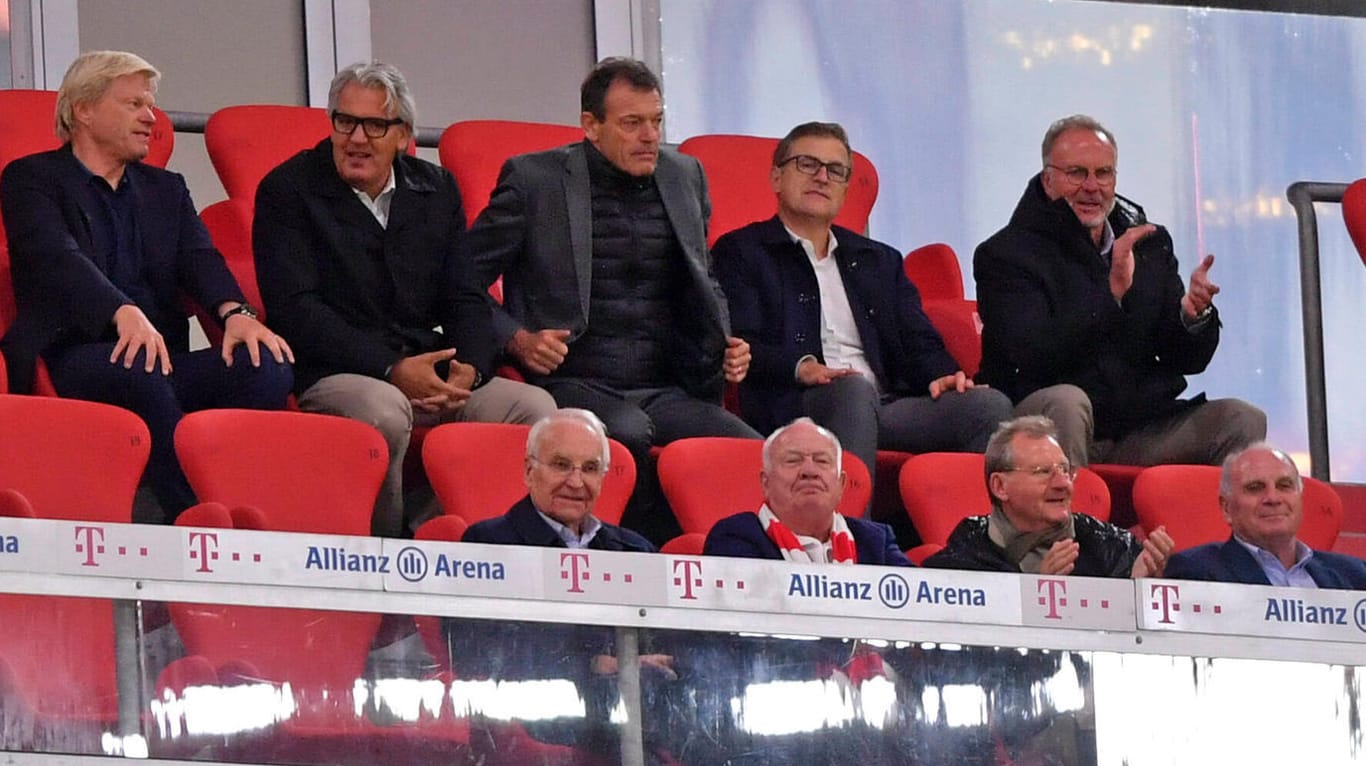 Chefetage des FC Bayern: Für die Sitzplatzverteilung auf der Ehrentribüne erhielt der Rekordmeister nun auch Kritik aus der Politik.