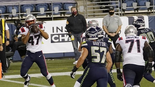 Der Stuttgarter Football-Profi Jakob Johnson (l) erzielte einen Touchdown für die New England Patriots.