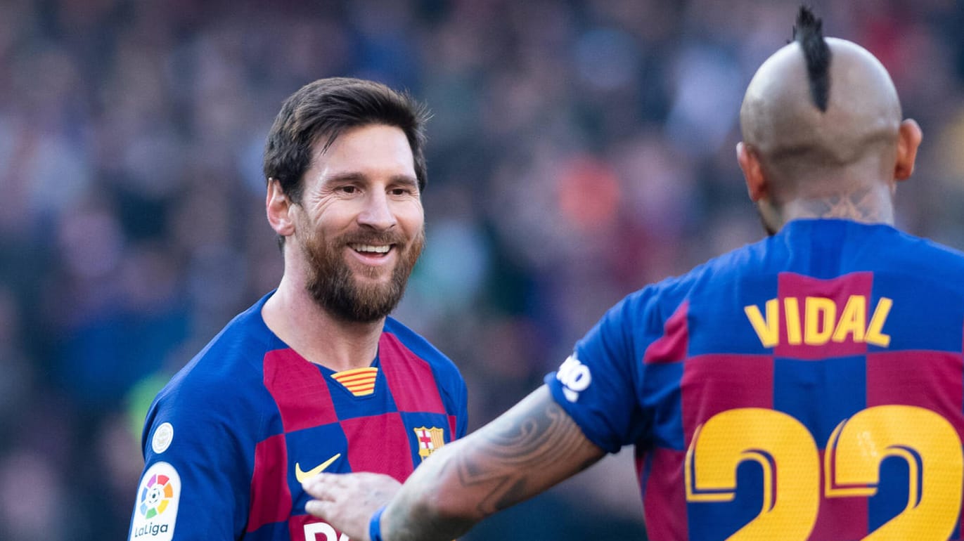 Lionel Messi (li.) hat sich in einem emotionalen Instagram-Post an Arturo Vidal (re.) gewandt.