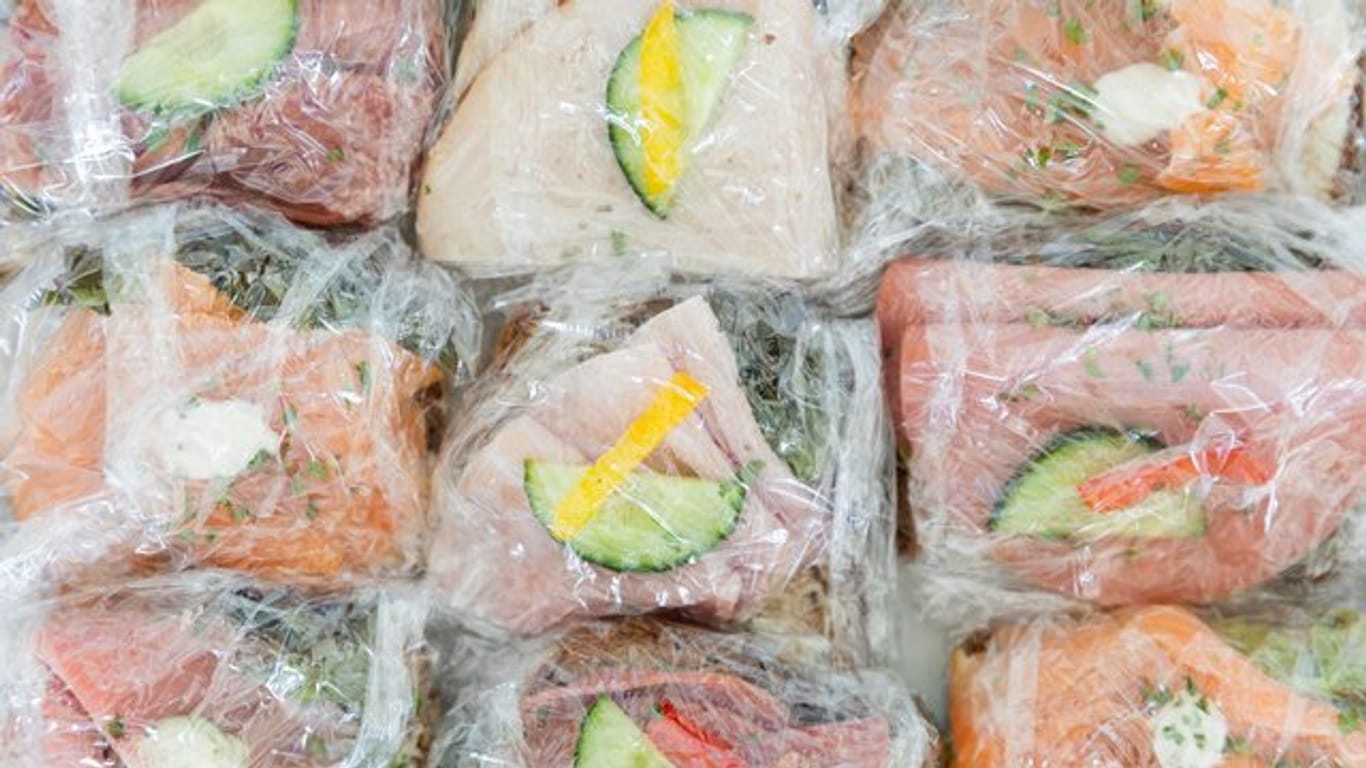 In der Krise greifen Verbraucher wieder mehr zu Lebensmitteln in Plastikverpackungen.