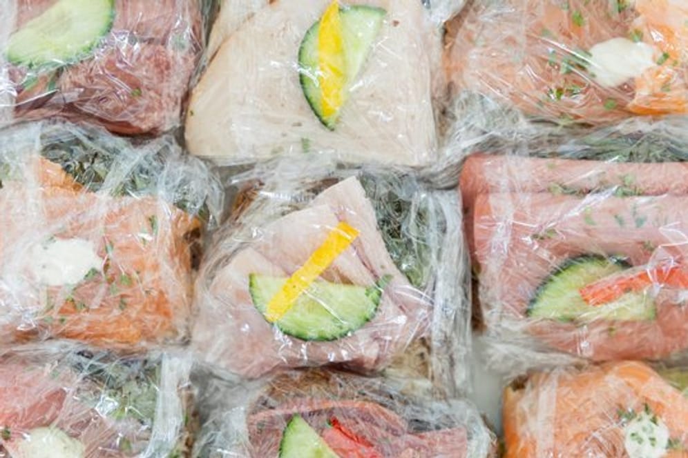 In der Krise greifen Verbraucher wieder mehr zu Lebensmitteln in Plastikverpackungen.