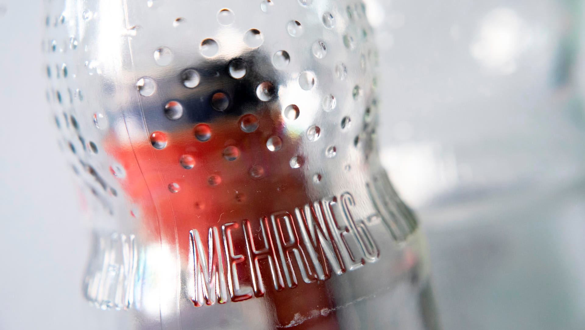 Bekannteste Poolflasche für Mineralwasser: die taillierte Glasperlenflasche (0,7 Liter) der Genossenschaft Deutscher Brunnen.