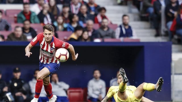 Steht wohl vor einem Wechsel zu Bayer Leverkusen: Santiago Arias (l). Steht wohl vor einem Wechsel zu Bayer Leverkusen: Santiago Arias (l).