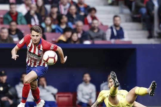 Steht wohl vor einem Wechsel zu Bayer Leverkusen: Santiago Arias (l).