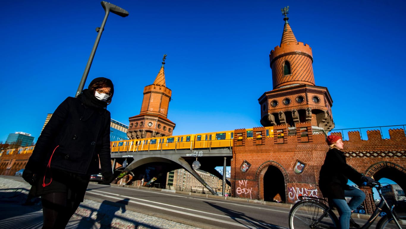 Eine Frau läuft mit Mundschutz über die Oberbaumbrücke: Der Bezirk Friedrichshain-Kreuzberg hat die höchste Corona-Indidenz in Berlin.