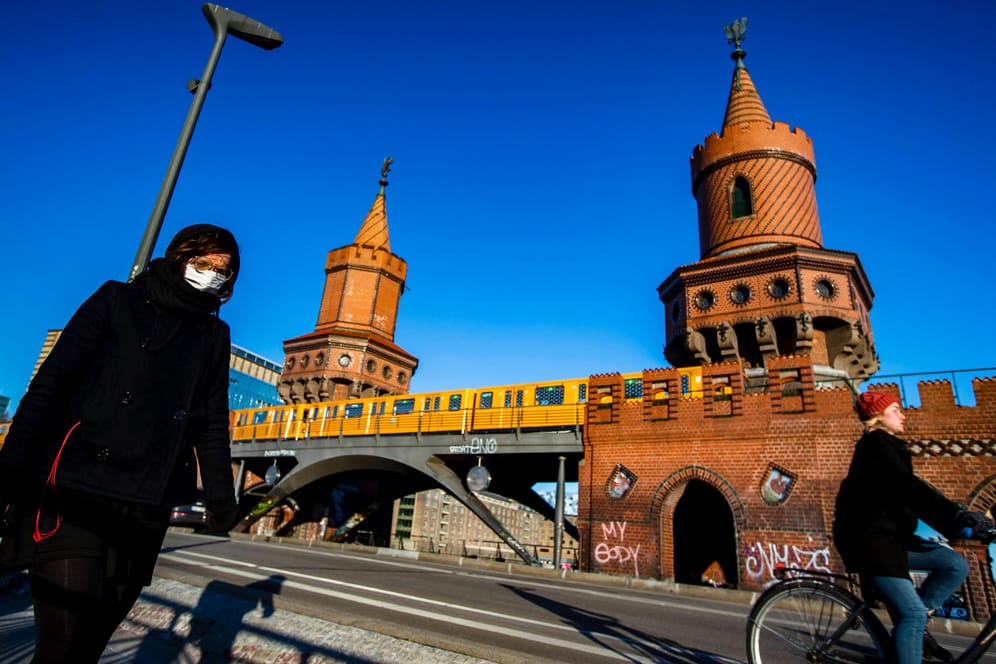 Eine Frau läuft mit Mundschutz über die Oberbaumbrücke: Der Bezirk Friedrichshain-Kreuzberg hat die höchste Corona-Indidenz in Berlin.