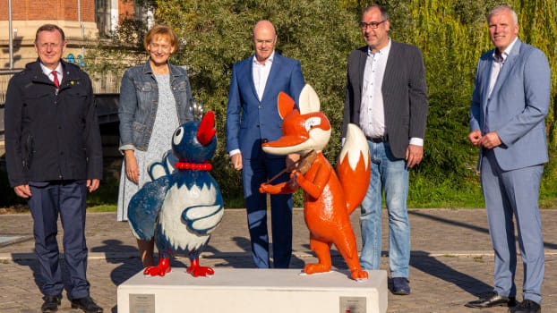 Ministerpräsident Bodo Ramelow, Sabine Wosche und Andreas Krey von der LEG, Verleger Peter Rüberg und OB Andreas Bausewein bei der Enthüllung (v.l.): Zwei weitere beliebte Figuren aus dem Kinderfernsehen schmücken nun den Theaterplatz.