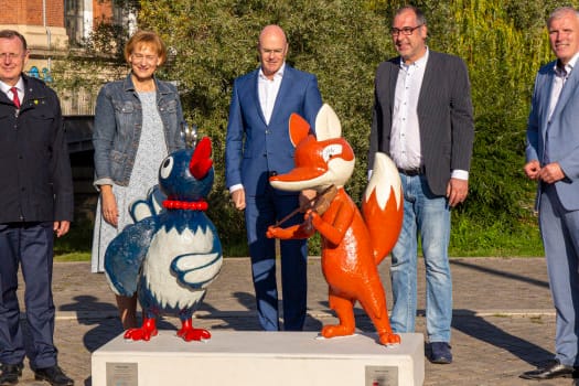 Ministerpräsident Bodo Ramelow, Sabine Wosche und Andreas Krey von der LEG, Verleger Peter Rüberg und OB Andreas Bausewein bei der Enthüllung (v.l.): Zwei weitere beliebte Figuren aus dem Kinderfernsehen schmücken nun den Theaterplatz.