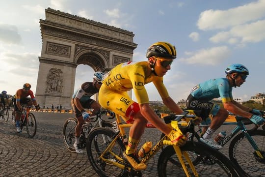 Der Slowene Tadej Pogacar (M) gewann die Tour de France.