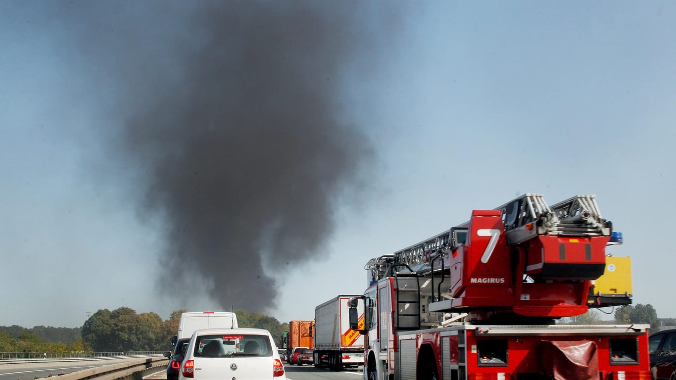 Die Feuerwehr fährt auf der A40 zu einem in Brand geratenen Tanklastzug: Der mit 35.000 Litern Kraftstoff beladene Tanklastzug hatte Feuer gefangen. Die Hitze zerstörte die Eisenbahnbrücke.
