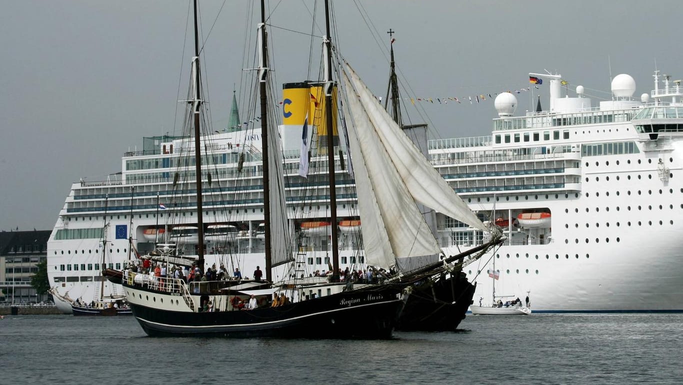 Segelschiff "Regina Maris" vor einem Kreuzfahrtschiff auf der Kieler Woche (Archivbild): Das Schiff lag am Wochenende an der Blücherbrücke.