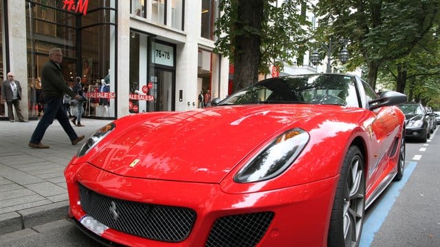 Teuere Autos, die viel Sprit schleudern gehören laut Oxfam zu den Emmissiontreibern. Teuere Autos, die viel Sprit schleudern gehören laut Oxfam zu den Emmissiontreibern.