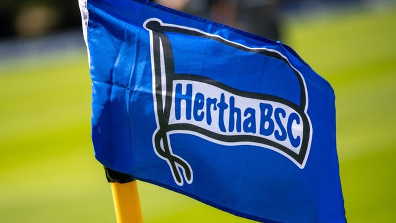 Eine Fahne mit dem Logo von Hertha BSC weht am Spielfeldrand