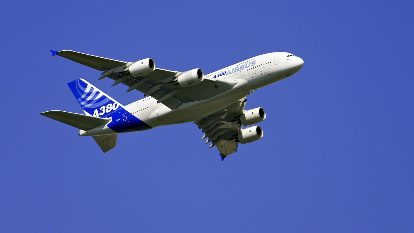 Ein A380 im Sinkflug (Symbolbild): Airbus schickt sich an, ein Flugzeug mit Wasserstoffantrieb zu entwickeln.