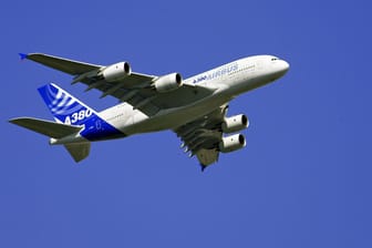 Ein A380 im Sinkflug (Symbolbild): Airbus schickt sich an, ein Flugzeug mit Wasserstoffantrieb zu entwickeln.