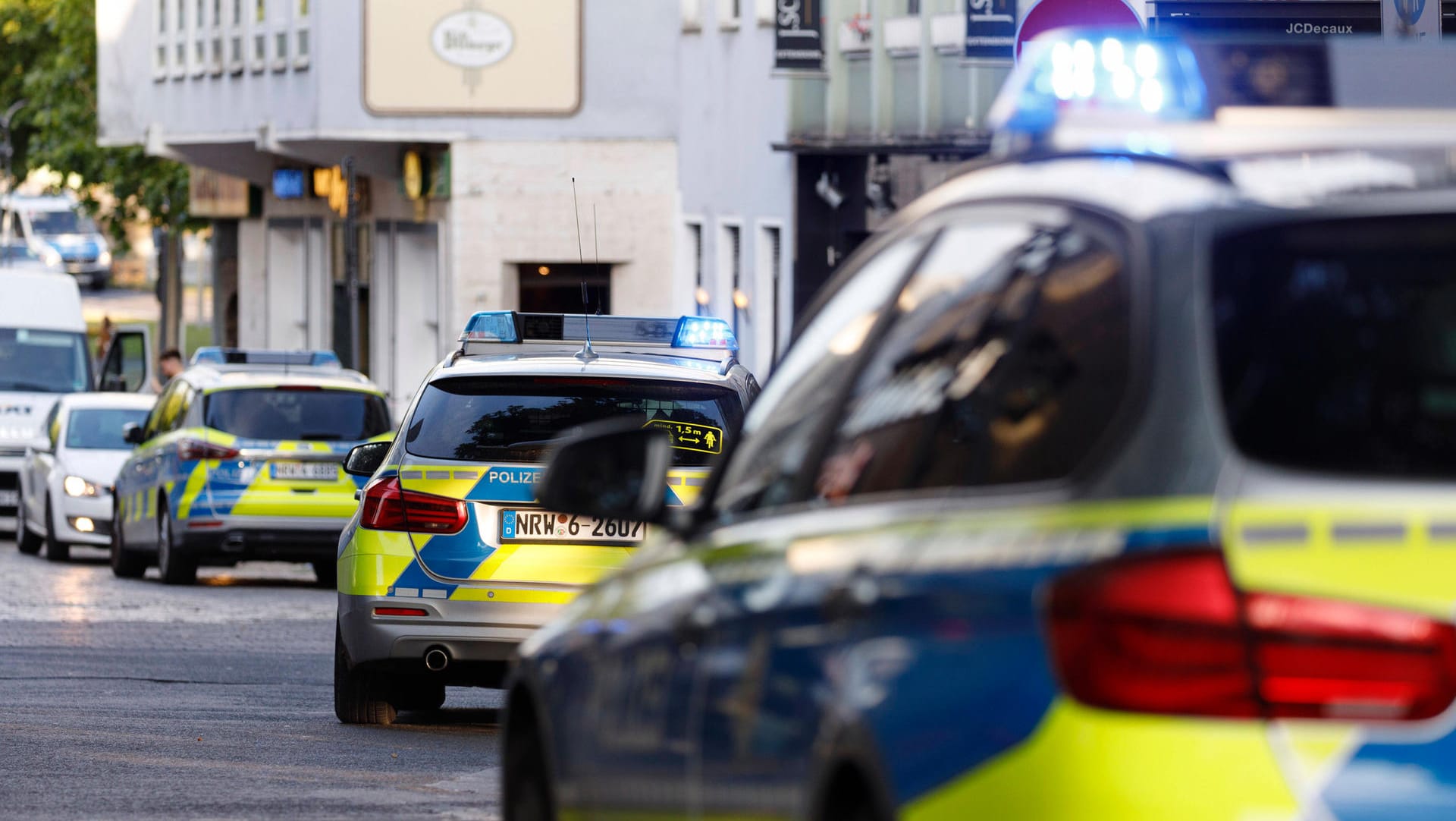 Polizeiautos: Der Mann wurde bereits festgenommen (Symbolbild).