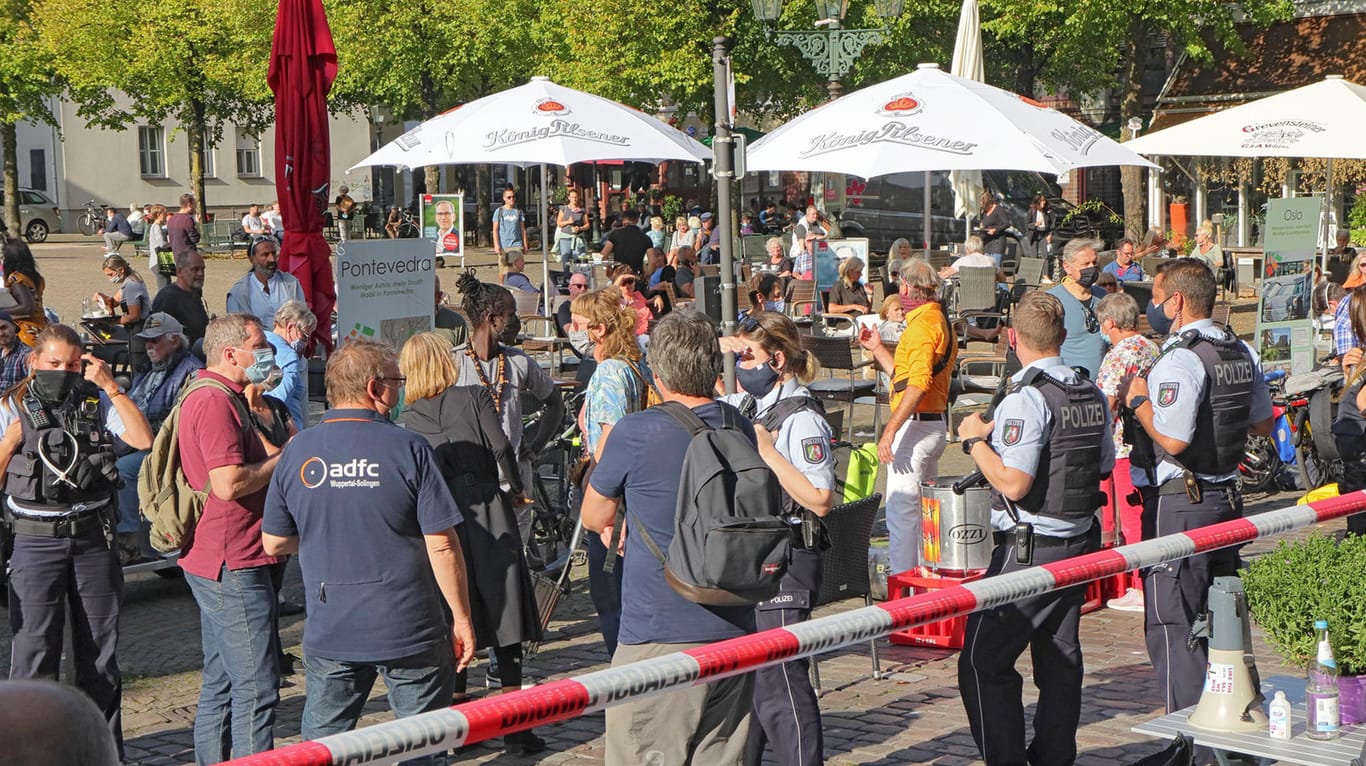 Polizisten stehen in Wuppertal hinter einer Absperrung: Eine Aktion zur autofreien Friedrich-Ebert-Straße wurde wegen eines Eklats aufgelöst.