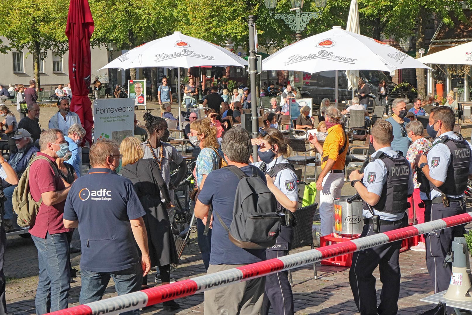 Polizisten stehen in Wuppertal hinter einer Absperrung: Eine Aktion zur autofreien Friedrich-Ebert-Straße wurde wegen eines Eklats aufgelöst.