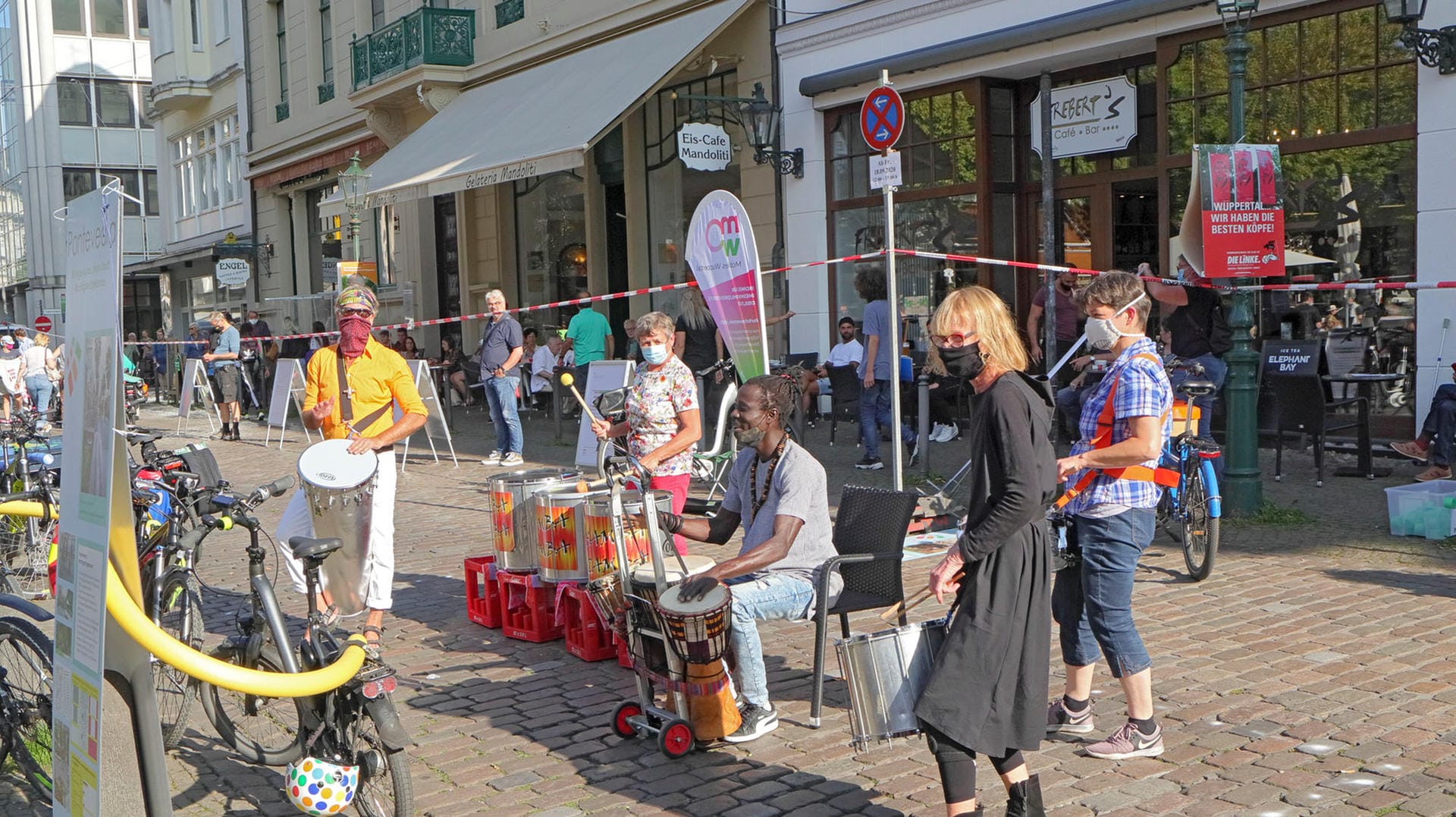 Ein Trommler spielt auf seinem Instrument: Weil er seine Mund-Nasen-Bedeckung nicht richtig getragen hatte, ist er von der Polizei kontrolliert worden. Daraufhin wurde der Behörde Rassismus vorgeworfen.