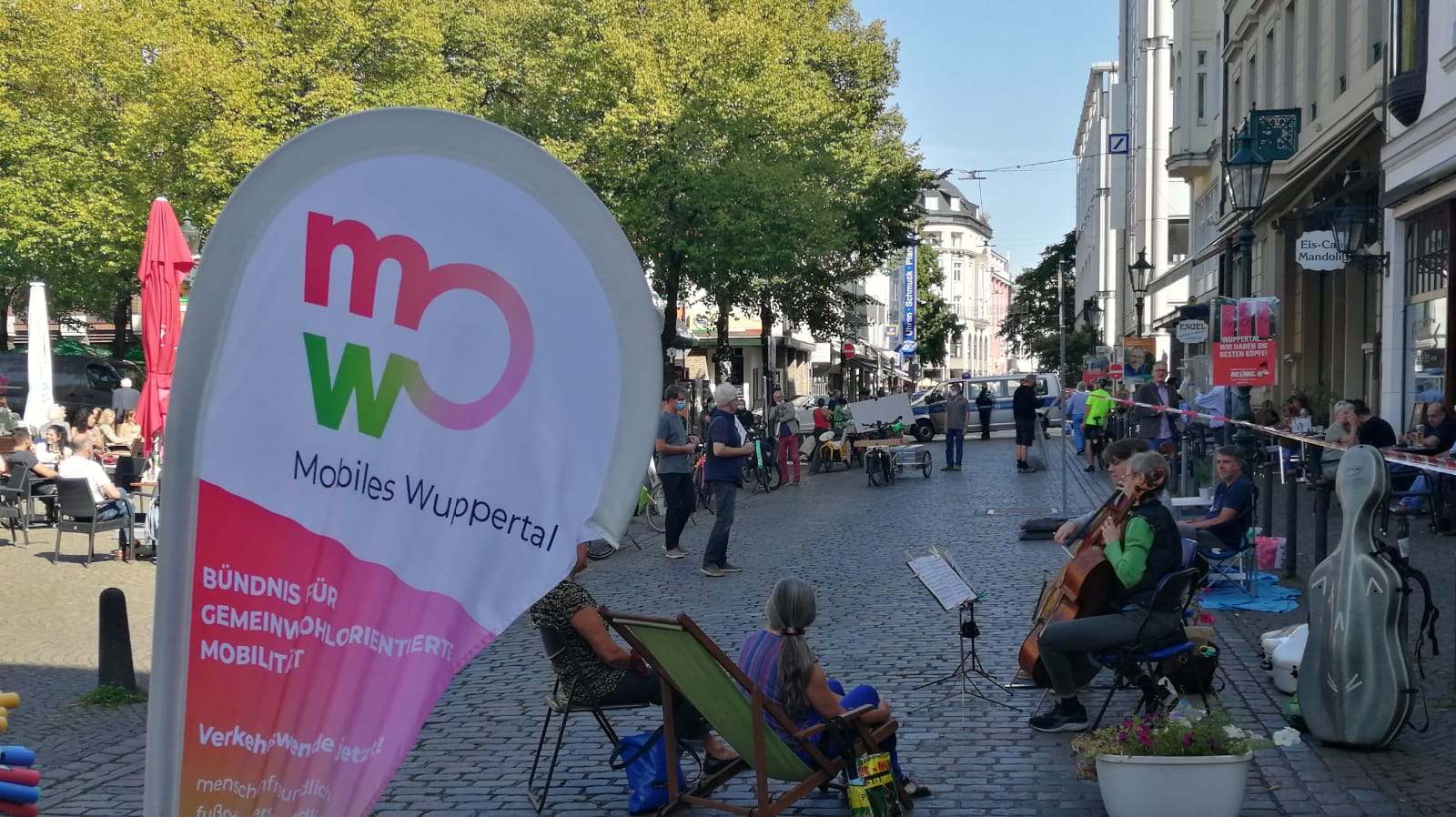 Ein Schild wirbt für ein "mobiles Wuppertal": Unter anderem der ADFC hatte sich mit einer Aktion für eine autofreie Friedrich-Ebert-Straße eingesetzt.