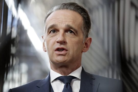 Heiko Maas (SPD), Bundesaußenminister, spricht mit Journalisten vor einem Treffen der EU-Außenminister im Gebäude des Europäischen Rates.