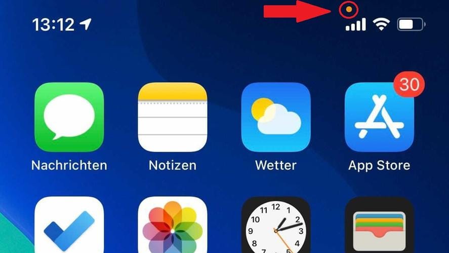 iPhone-Bildschirm mit Punkt: Die Punkte sollen auf Kamera- und Mikrofon-Nutzung hinweisen