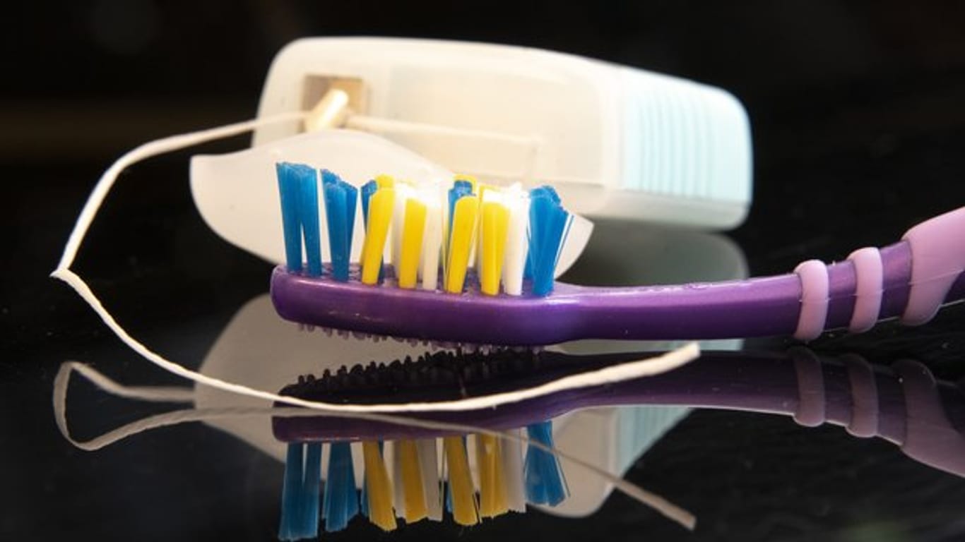 Richtiges Zähnebürsten und die Verwendung von Zahnseide sind das A und O für gesunde Zahnpflege.