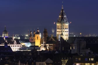 Mainz bei Nacht: In der Innenstadt ist es zu einem Streit zwischen mehreren Männern gekommen.