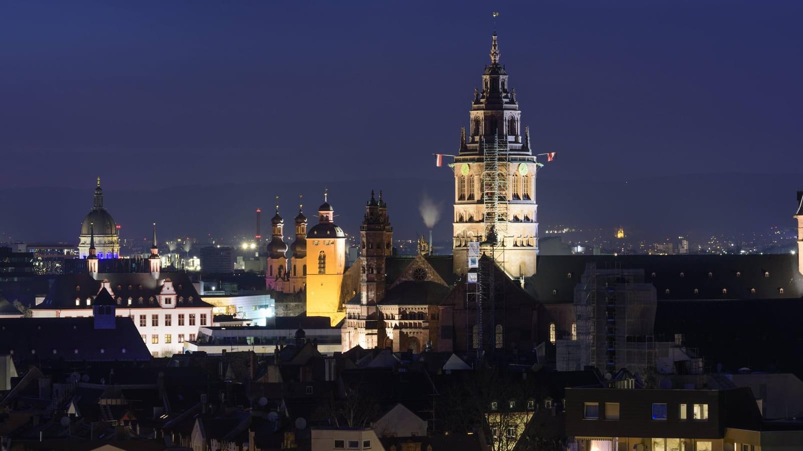 Mainz bei Nacht: In der Innenstadt ist es zu einem Streit zwischen mehreren Männern gekommen.