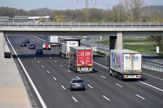 Blick auf eine Autobahn (Symbolbild): Von einer BrΓΌcke sollen drei MΓ€nner einen Gegenstand geworfen haben. Nun sucht die Bielefelder Polizei nach ihnen. Blick auf eine Autobahn (Symbolbild): Von einer BrΓΌcke sollen drei MΓ€nner einen Gegenstand geworfen haben. Nun sucht die Bielefelder Polizei nach ihnen.