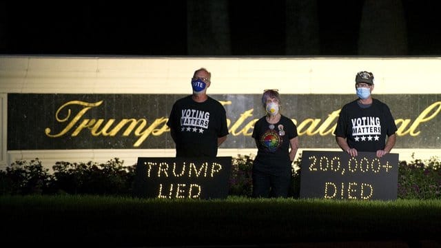 Zehntausende Menschen sind in den USA nach einer Corona-Infektion gestorben - das könnte auch über den Wahlausgang entscheiden. Zehntausende Menschen sind in den USA nach einer Corona-Infektion gestorben - das könnte auch über den Wahlausgang entscheiden.