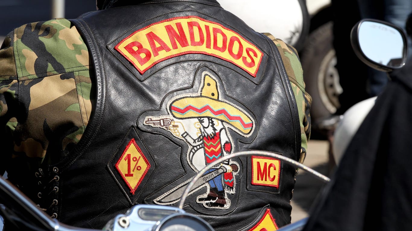Ein Mitglied der "Bandidos" trägt eine Kutte des Rockerclubs (Symbolbild): In Hagen ist ein Prozess gegen sechs mutmaßliche Bandidos-Mitglieder geplatzt.