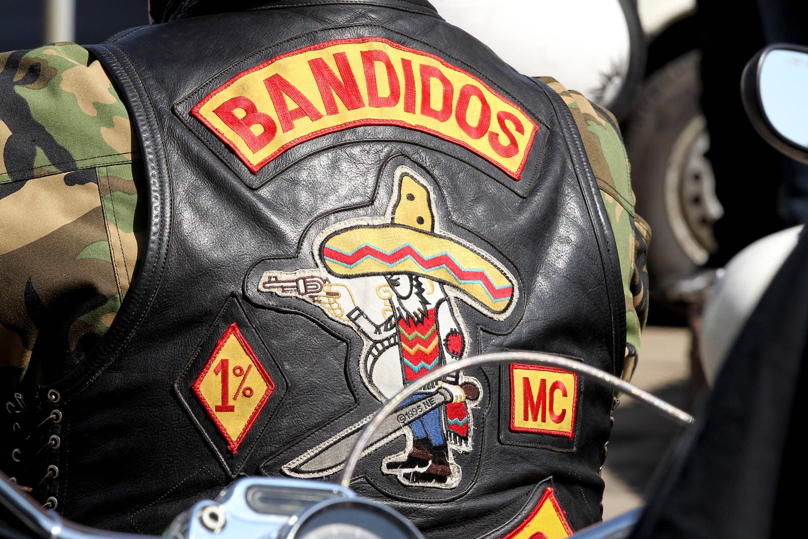 Ein Mitglied der "Bandidos" trägt eine Kutte des Rockerclubs (Symbolbild): In Hagen ist ein Prozess gegen sechs mutmaßliche Bandidos-Mitglieder geplatzt.