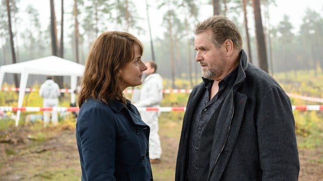 Lemp (Felix Vörtler) erscheint geschockt am Tatort und erfährt von Brasch (Claudia Michelsen) von dem Mord an Jessica.